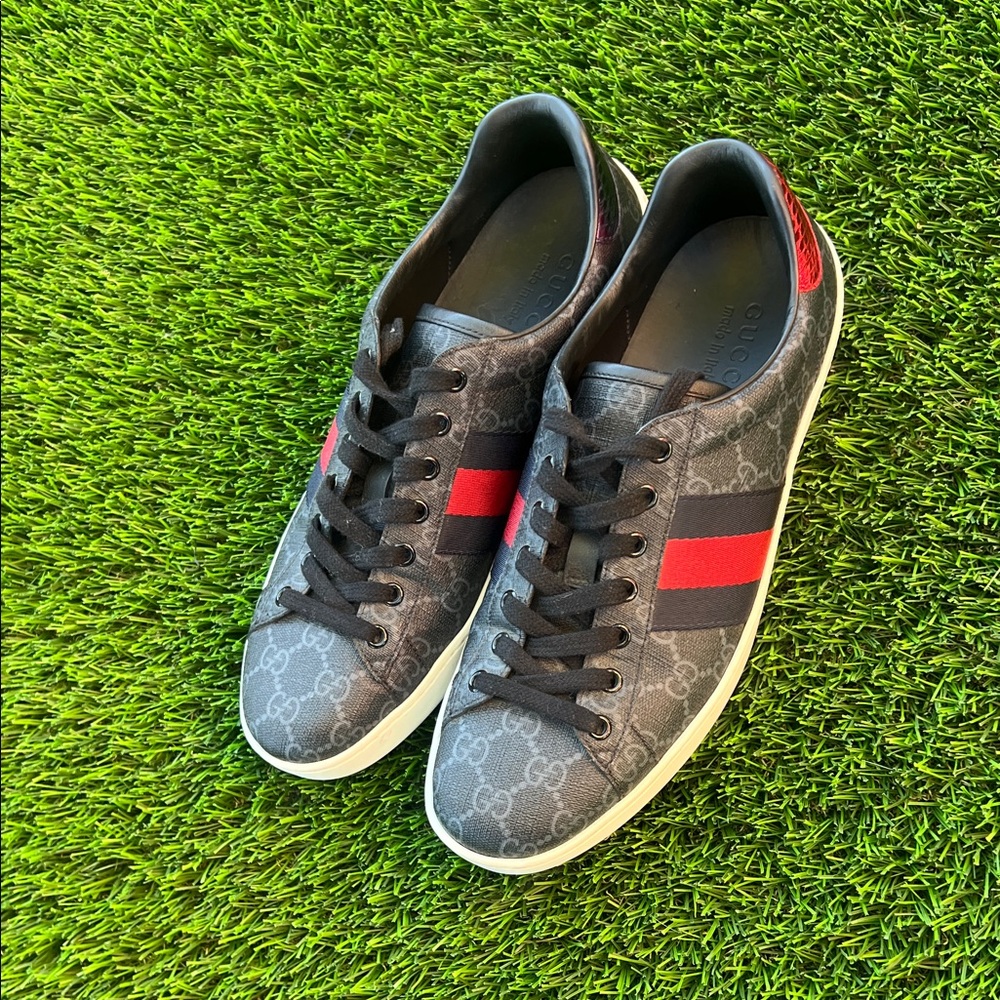 Gucci Men's Sneakers in Gray with Red Stripes
